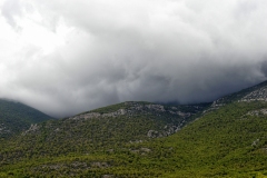 Gewitter an der Küstenlandschaft in Attika.