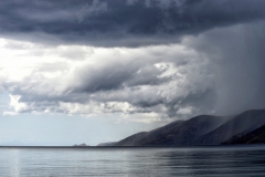 Gewitter an der Küstenlandschaft in Attika.