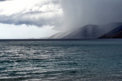 Gewitter an der Küstenlandschaft in Attika.