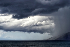 Gewitter an der Küstenlandschaft in Attika.