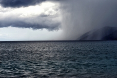 Gewitter an der Küstenlandschaft in Attika.