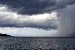 Gewitter an der Küstenlandschaft in Attika.