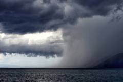 Gewitter an der Küstenlandschaft in Attika.