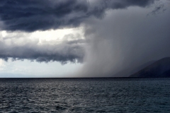 Gewitter an der Küstenlandschaft in Attika.