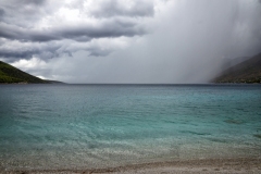 Gewitter an der Küstenlandschaft in Attika.