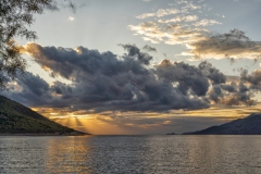 Sonnenuntergang mit Wolken, Griechenland.